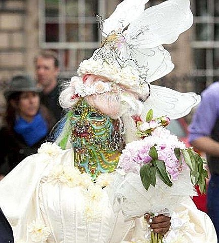 全球巨丑的新娘,脸上足足有7000个洞挂满了首饰,丈夫还是亿万富豪