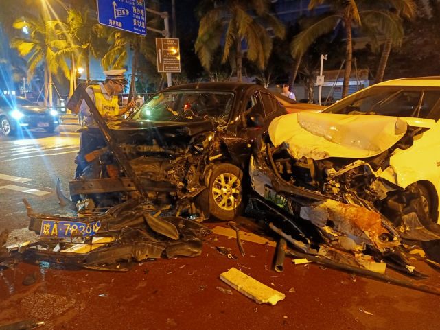 彩虹天桥附近,一辆跑滴滴的白色小轿车突然横穿马路,撞飞马路中间护栏