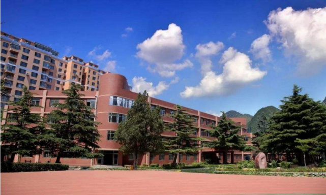 中山区解放小学在大连市"最好"小学排行榜中占据第三的位置,该小学