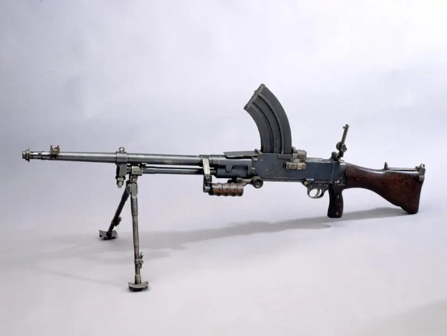 英国的布伦式轻机枪绝对能列其中,这种加拿大七九勃然的前身,曾经在