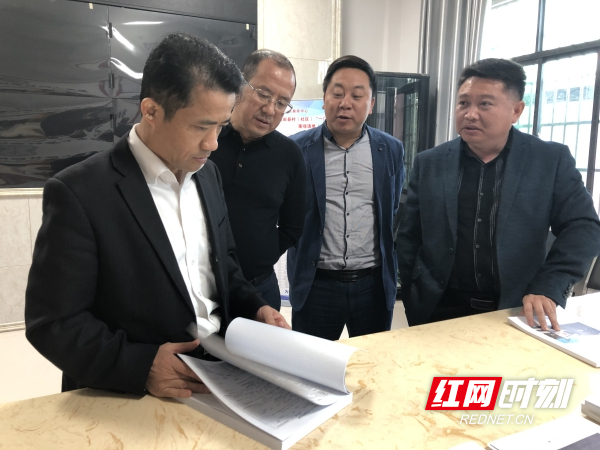 新田:秦山成到扶贫联系乡镇指导脱贫攻坚工作