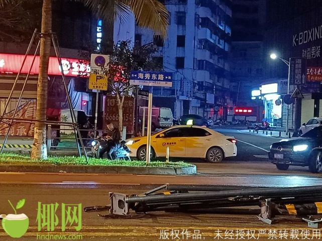 事故造成多人受伤与一辆正常行驶的黑色小轿车相撞撞飞马路中间护栏