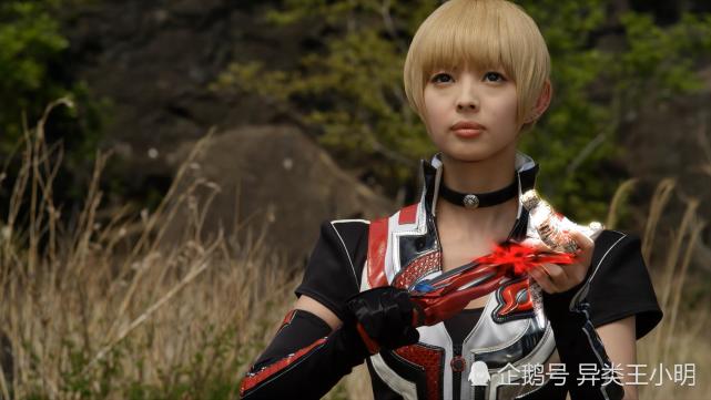 这个女机器人的名字叫做玛娜,有着高超的战斗技巧和强大的自我修复