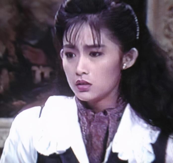 官晶华很出众,外形俏丽,还有戏剧功底,大学时候就已经被很多电视制片