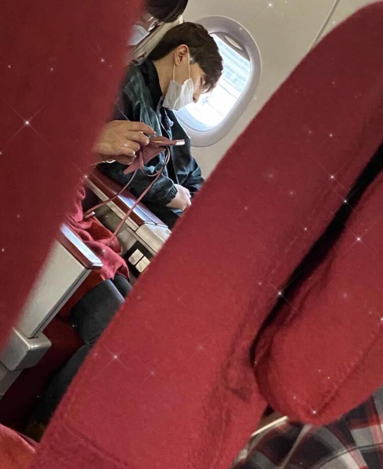 网友飞机上偶遇邓伦,闭着眼和女助理聊天,过于疲惫戴口罩秒睡_腾讯