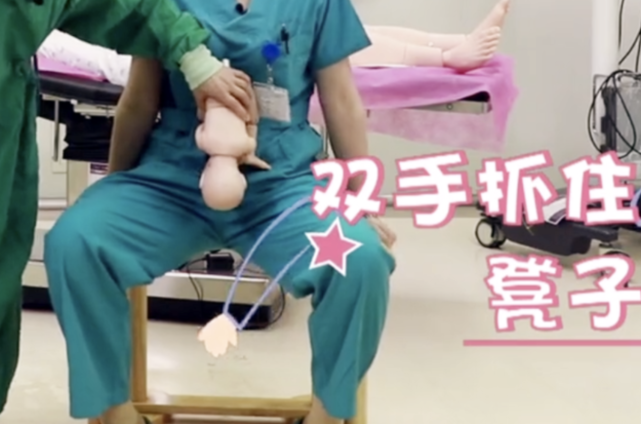 主要是在家人或者椅子的辅助下,可以全蹲,也可以半蹲,进行分娩