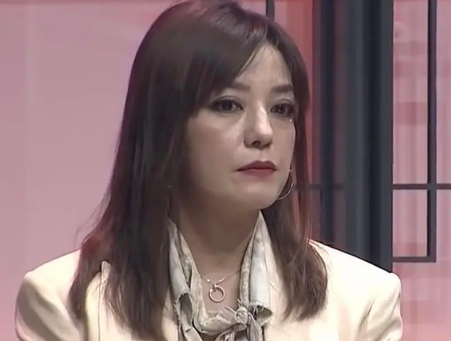 赵薇红毯图被赞状态好,网友晒高清生图眼袋大法令纹明显,44岁状态太