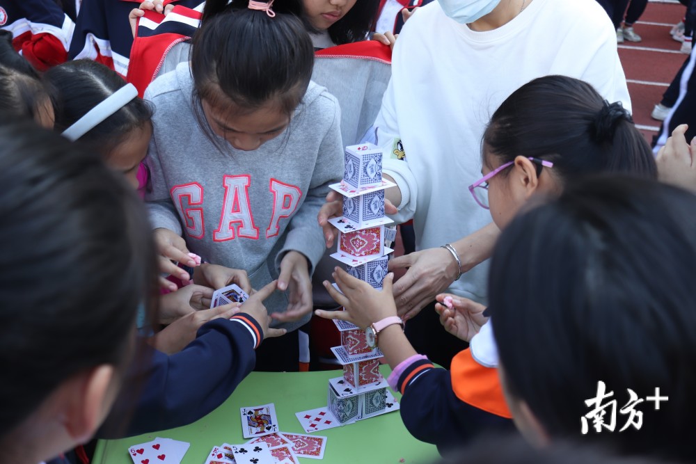 陈咏怀摄英德市第四小学校长王冬梅表示,纸飞机,扑克牌搭高塔看似很