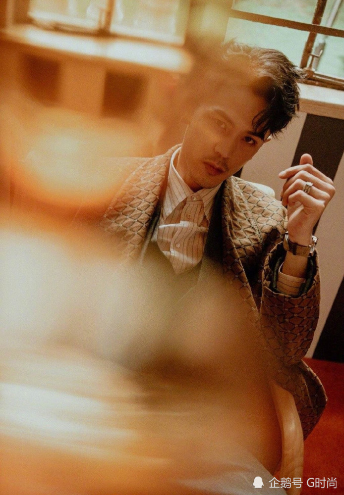 马志威身着复古格纹外套搭配条纹衬衫亮相gucci1961club