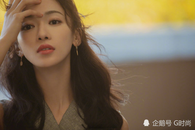 吴谨言秋日写真造型曝光 无袖双排扣马甲搭配黑色纱裙 吴谨言 写真 秋日