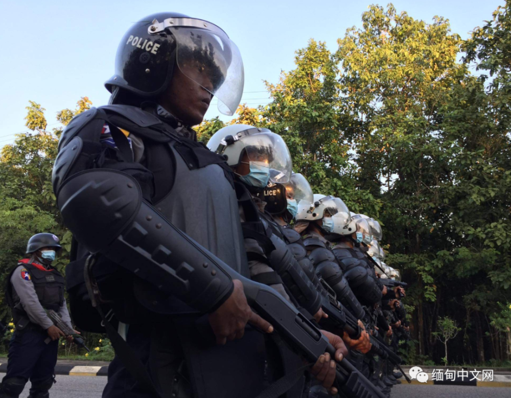 缅甸警察配枪图片