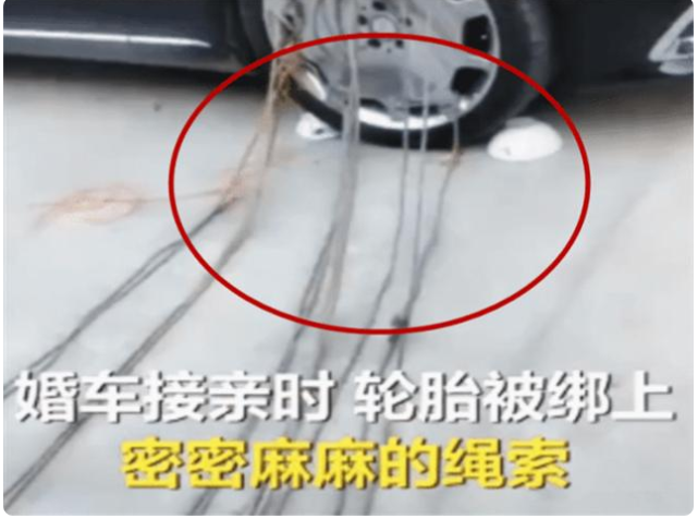 迈巴赫婚车被农村大妈拦截 不给钱就锁车 坏人老了 婚车 迈巴赫 婚礼
