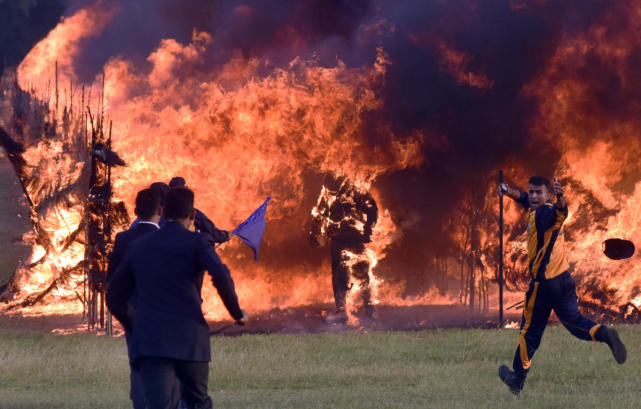 钻火隧道后骑手身上着火,摩托车也被烧毁此外还有204.