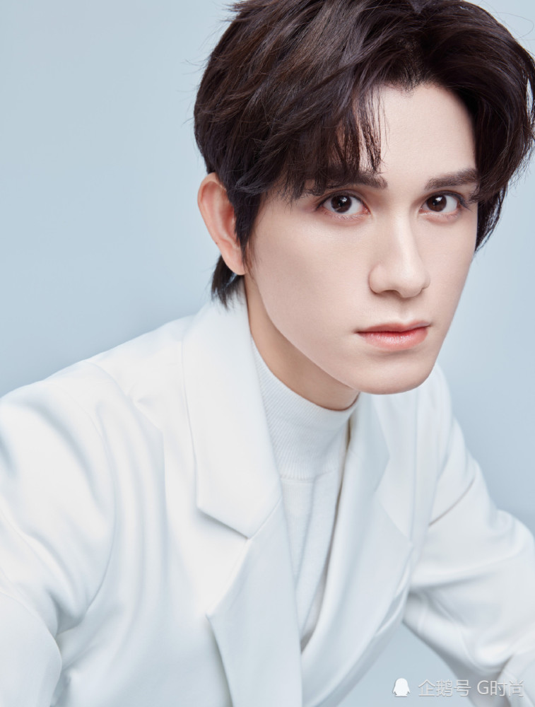 朱赞锦最新大片,纯白色西装搭配同色中领毛衣层次感十足,高级而不失质