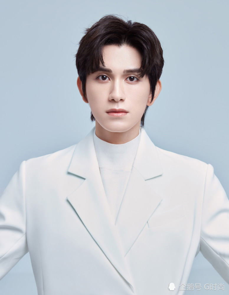 朱赞锦最新大片,纯白色西装搭配同色中领毛衣层次感十足,高级而不失质