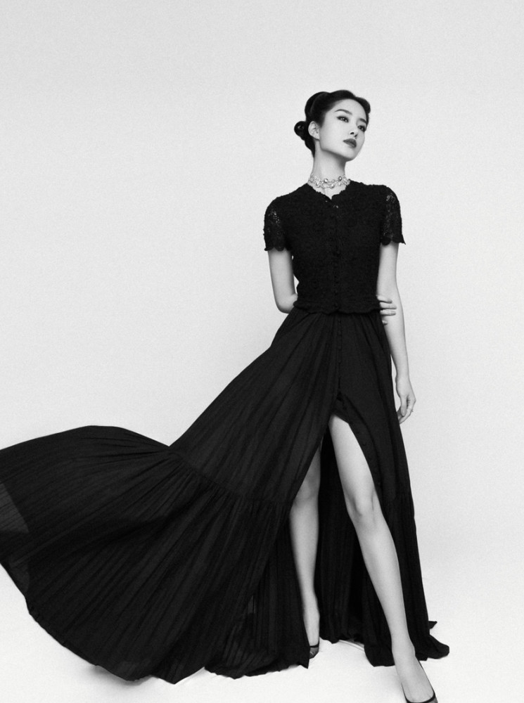 杨采钰迪奥复古小黑裙亮相,气质优雅