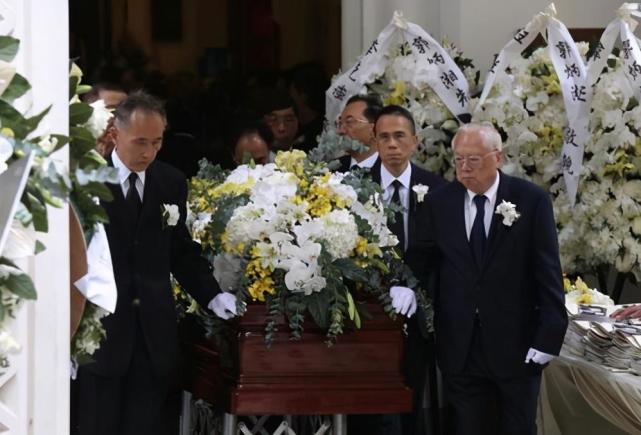 邝肖卿划分得很明朗:身为妻子的李天颖得一般遗产,而她为郭炳湘生下的