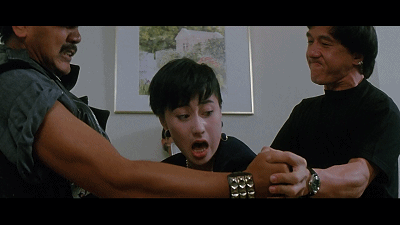 而且穿插了利智在里面的动作,她对肌肉男的花痴崇拜也是一个笑点