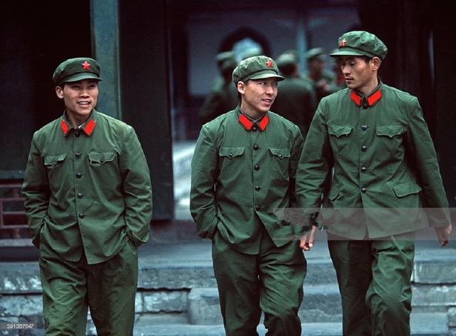 70年代中国老照片:图1一碗水饺只要两毛钱,图4穿绿军装非常帅气