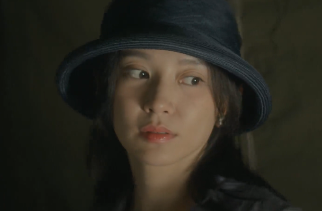 施诗在剧中演绎的是知名作家丁放,穿着打扮比较偏向文艺范女青年.