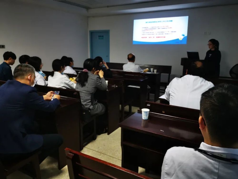 营养科项目主任徐大凤给肾脏病临床医生及规培生,进修医生进行授课