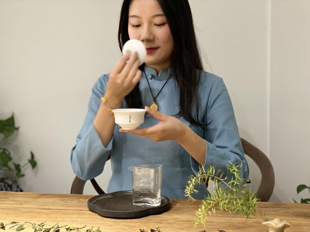 喝白茶时该如何闻香如果有这2个举动可会遭白眼你做过吗