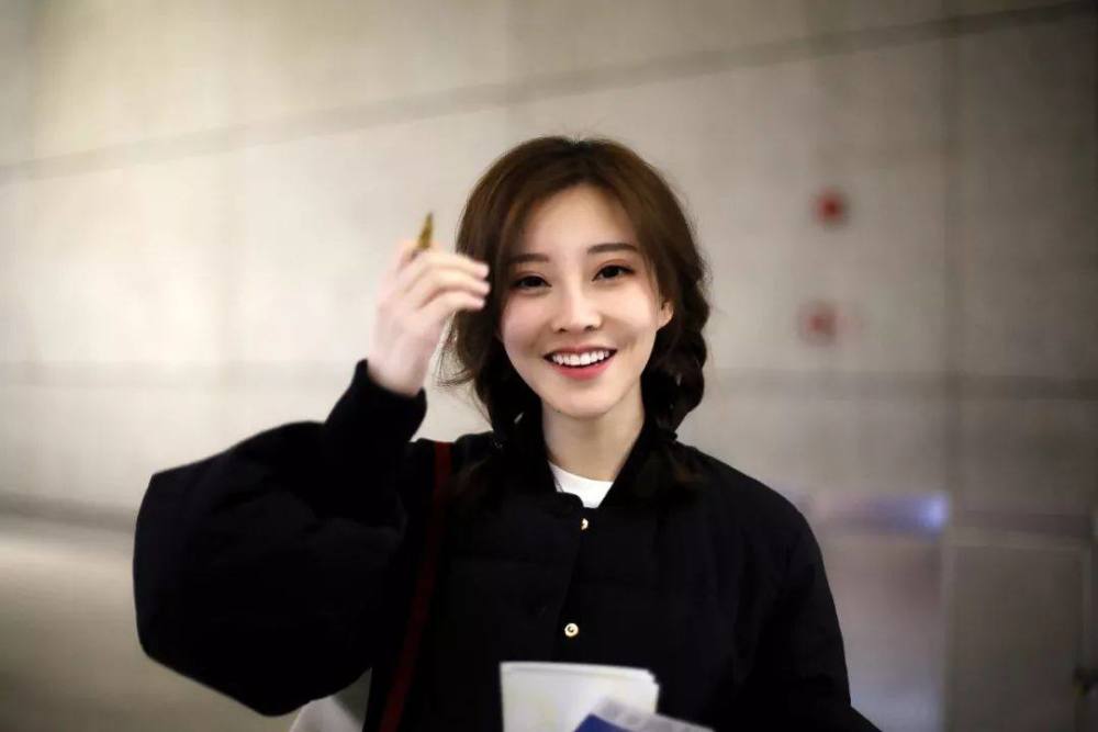 冯提莫|进军娱乐圈？网红冯提莫参加综艺变化大，苹果肌饱满鼻头尖