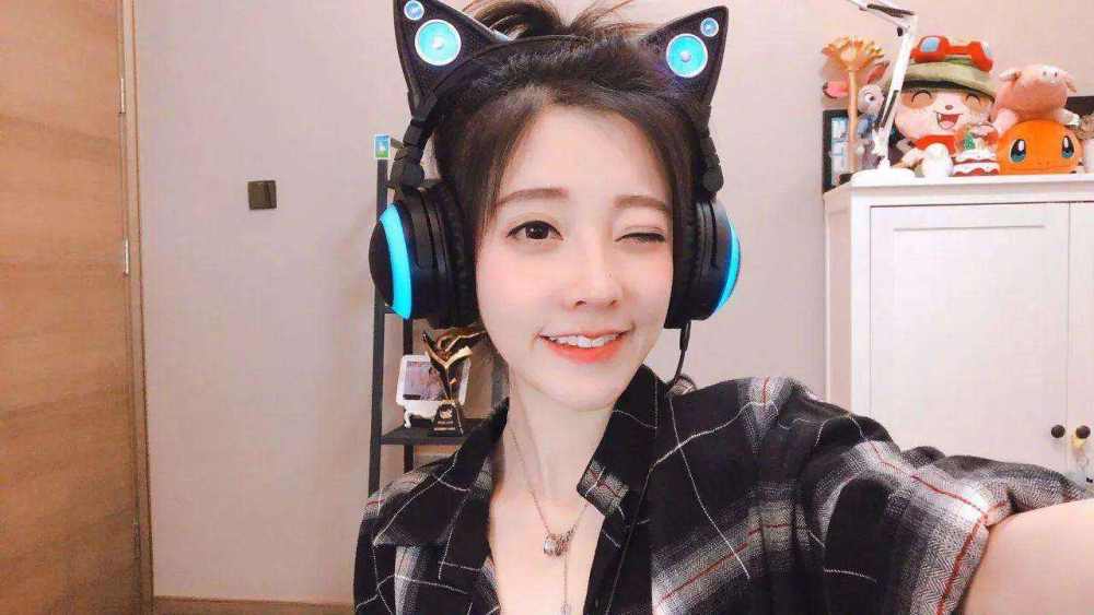 冯提莫|进军娱乐圈？网红冯提莫参加综艺变化大，苹果肌饱满鼻头尖