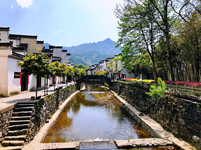 績溪龍川景區位於安徽省宣城市績溪縣龍川村,是胡姓聚族而居的古村落