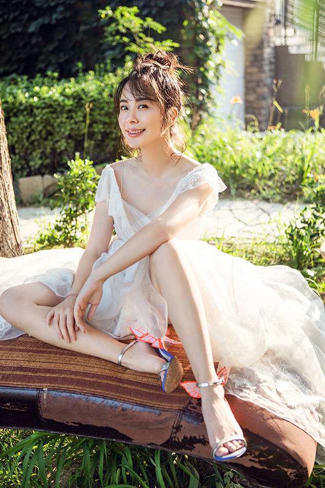 39岁杨若兮走红毯大玩变脸礼服好像伴娘服这还是何仙姑吗