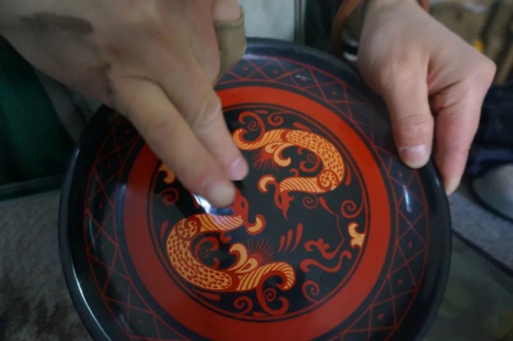 工艺技巧1,描金:在漆器表面,用金色描绘花纹的装饰方法;多用于黑漆地