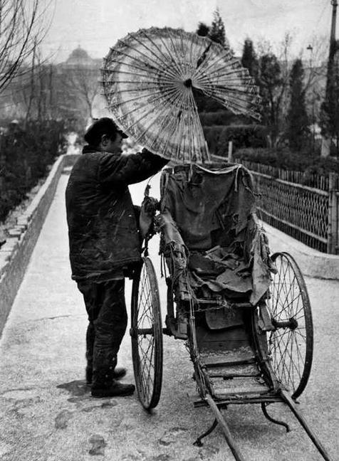 在50年代,小孩也很喜欢吃糖葫芦,不过,这串糖葫芦太长了吧!