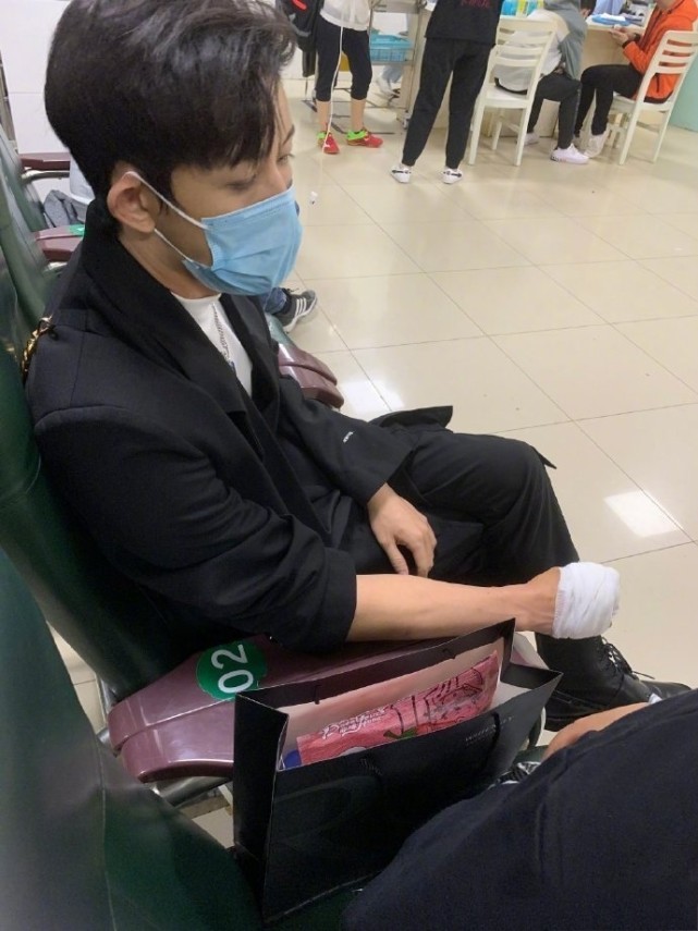 在现场也出现了一场小意外,那就是敖犬在点名模仿的过程中,因为太过