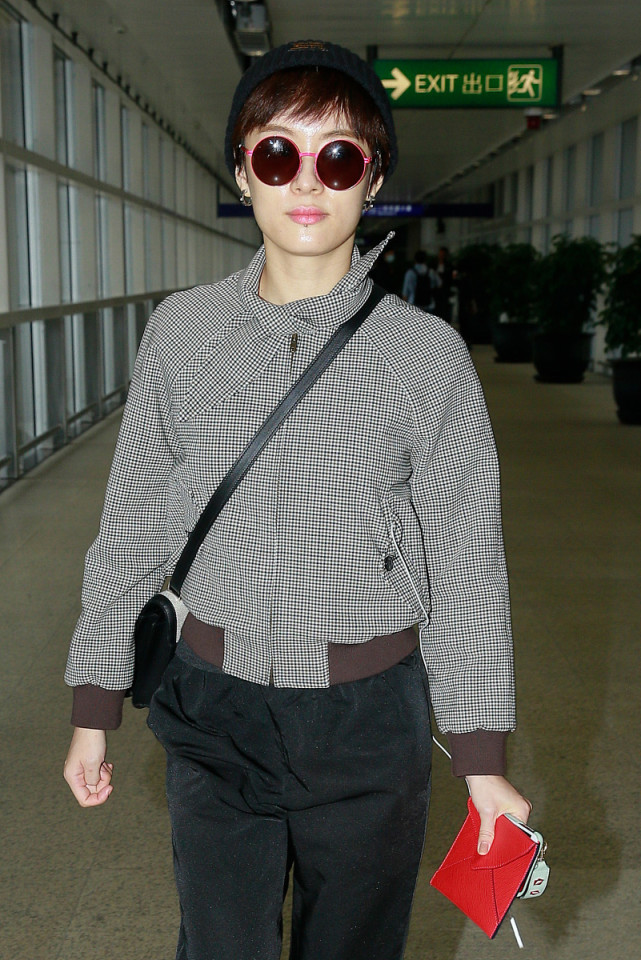 比如孙俪机场上穿的灰色小格子棉夹克,虽然显得有点低调却呈现出来很