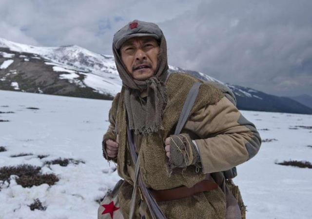 起来了,半路上身边的一位战士突然晕倒掉进了雪窝中,朱家胜急忙去拽人