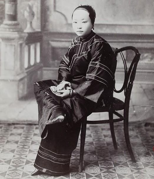 一组老照片,带你认识晚清的"缠足"习俗,走不动,站不稳_腾讯新闻