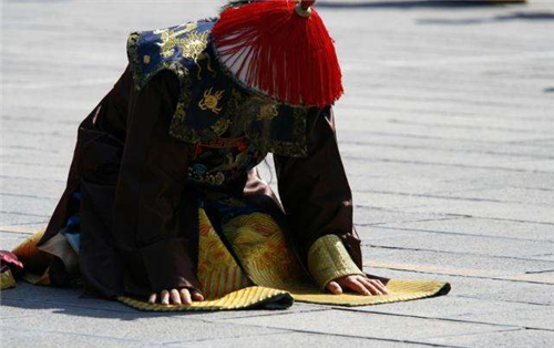 清朝时,何人能对皇上自称"臣",何人能对皇上自称"奴才"?