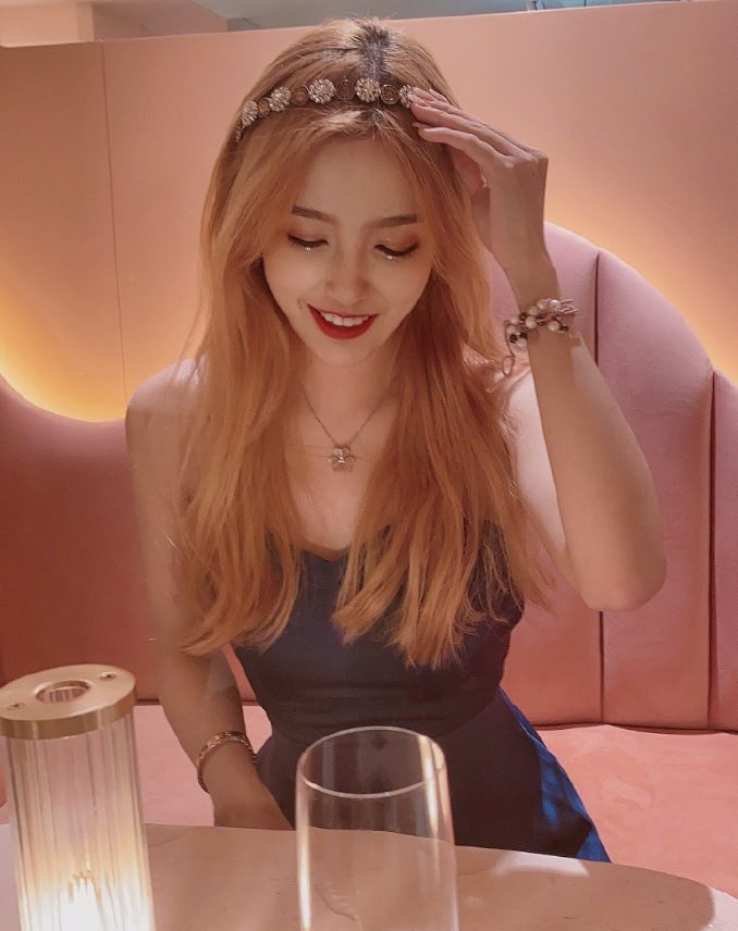 英雄联盟最美解说晒照rita靠身材圈男粉这颜值真能出道