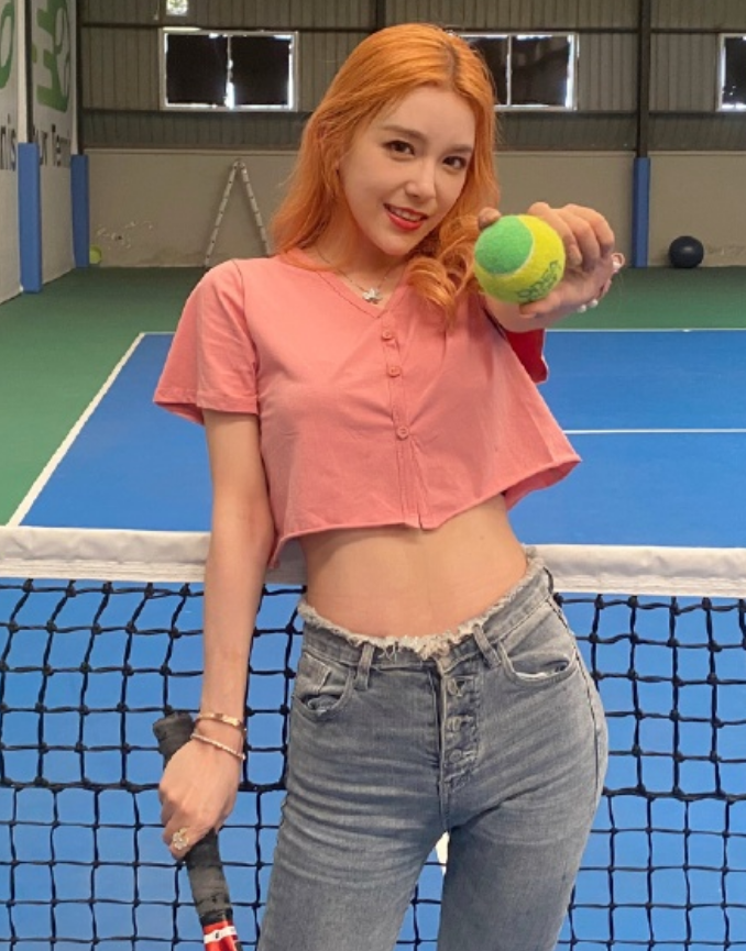 英雄联盟最美解说晒照rita靠身材圈男粉这颜值真能出道