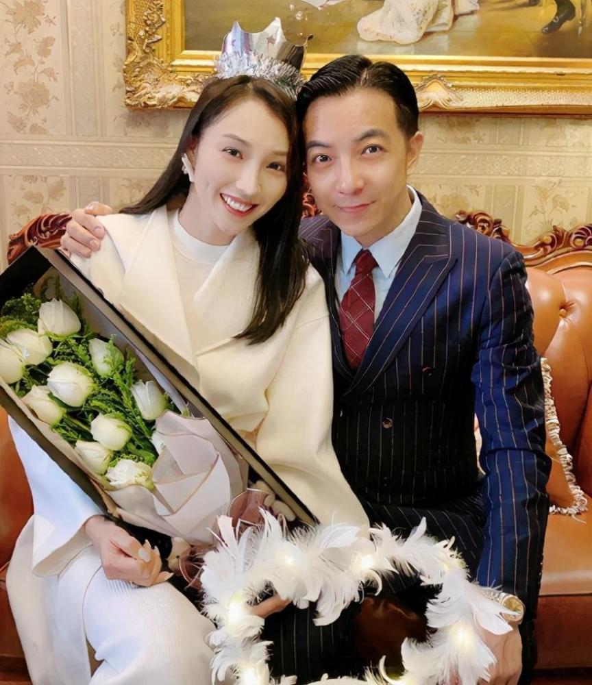 她的本名叫冼燕坚,因为自己的优越身高,言真进入了模特行业.