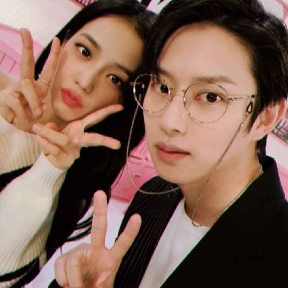 金希澈和粉墨合照金丝眼镜帅气jennie托腮可爱lisa苹果肌饱满
