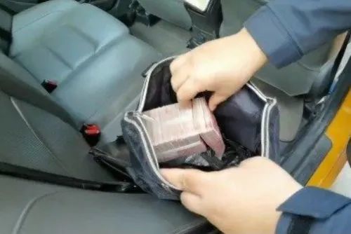 魏师傅猜测是刚下车的一家三口所丢,连忙把包放到前排副驾驶,将女乘客
