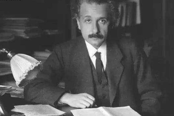 物理学|杨振宁和爱因斯坦聊了一个多小时，最后他一句话反而成就了现在的他