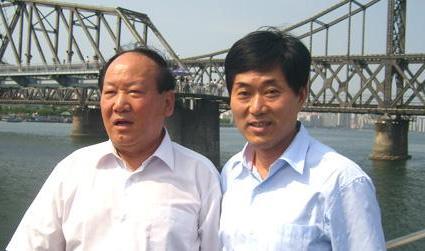 他经历三次越级提拔后被授上将两任军区司令员