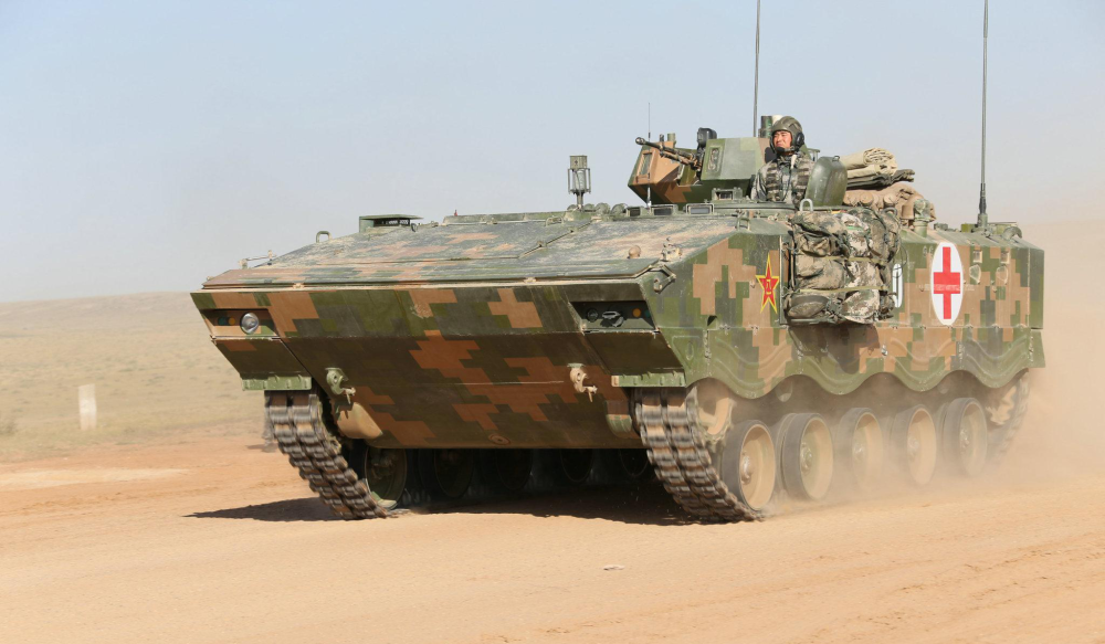 图为履带式装甲救护车这次训练为了更好地磨练战士们的长时间作战能力