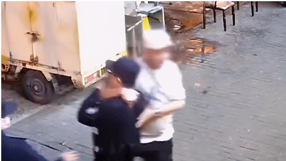 北京|你知道我爸是谁吗？北京醉酒男子锁喉抱摔民警，网友：爸爸不经坑
