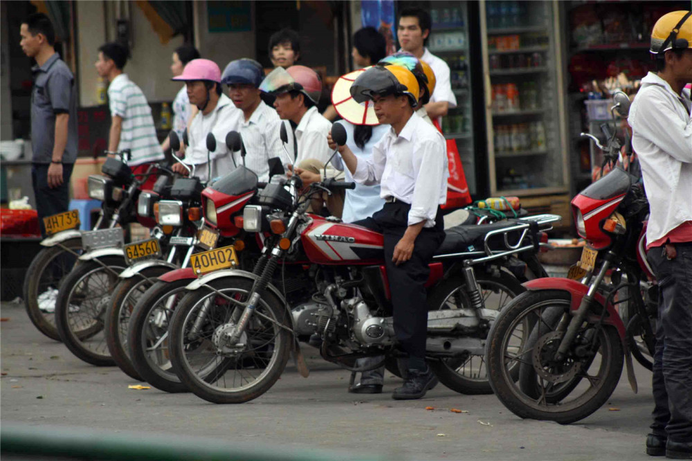 北京|你知道我爸是谁吗？北京醉酒男子锁喉抱摔民警，网友：爸爸不经坑