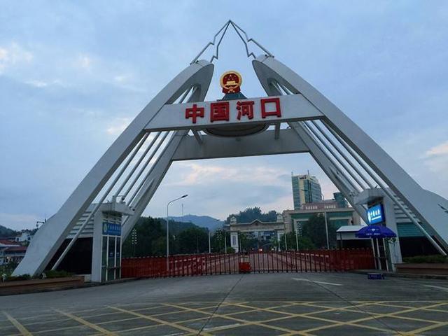 中越边境云南河口,红旗飘扬引驻足,越南感慨:中国走向繁荣富强_腾讯