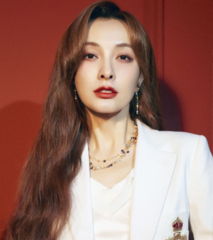 37岁吴昕女扮男装蓝白条纹搭配黑色西裤粉丝是我老公啊