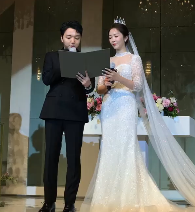 34岁裴涩琪结婚婚礼现场首曝光与老公甜蜜对视灿笑超恩爱